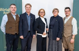 Das neue Vorstandstrio der Wirtshauskultur Niederösterreich mit Landeshauptfrau Johanna Mikl-Leitner und Geschäftsführer Michael Duscher, © NLK/ Khittl Das neue Vorstandstrio der Wirtshauskultur Niederösterreich mit Landeshauptfrau Johanna Mikl-Leitner und Geschäftsführer Michael Duscher, © NLK/ Khittl