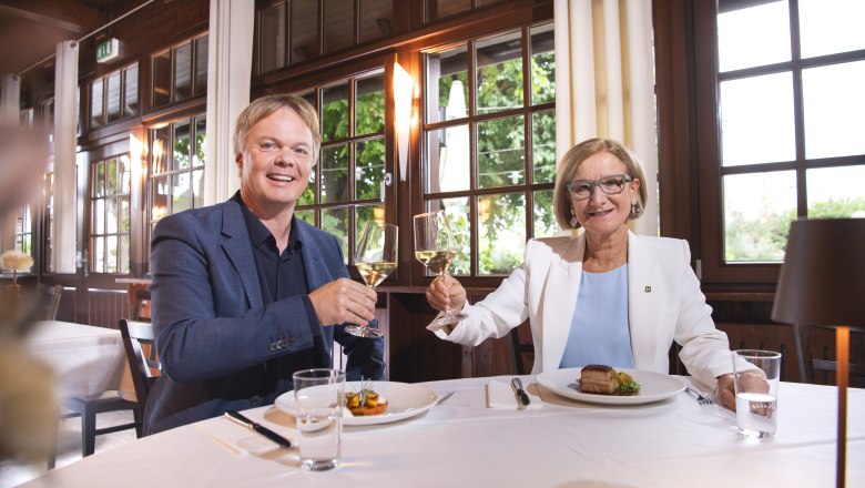 Landeshauptfrau Johanna Mikl-Leitner und Geschäftsführer Michael Duscher im Gasthaus, © Daniela Matejschek Landeshauptfrau Johanna Mikl-Leitner und Geschäftsführer Michael Duscher im Gasthaus, © Daniela Matejschek
