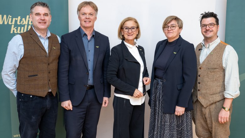 Das neue Vorstandstrio der Wirtshauskultur Niederösterreich mit Landeshauptfrau Johanna Mikl-Leitner und Geschäftsführer Michael Duscher, © NLK/ Khittl Das neue Vorstandstrio der Wirtshauskultur Niederösterreich mit Landeshauptfrau Johanna Mikl-Leitner und Geschäftsführer Michael Duscher, © NLK/ Khittl