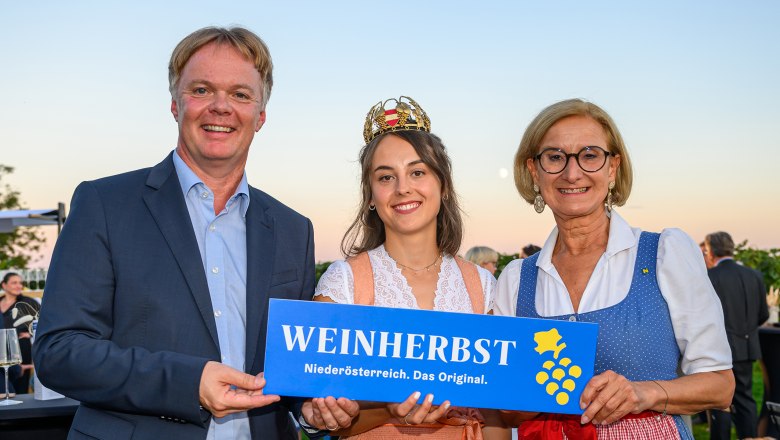 Michael Duscher, Geschäftsführer NÖ Werbung, die amtierende NÖ Weinkönigin und frisch gekrönte Bundesweinkönigin „Laura I.“ Laura Hummel und Landeshauptfrau Johanna Mikl-Leitner., © NLK Burchhart Michael Duscher, Geschäftsführer NÖ Werbung, die amtierende NÖ Weinkönigin und frisch gekrönte Bundesweinkönigin „Laura I.“ Laura Hummel und Landeshauptfrau Johanna Mikl-Leitner., © NLK Burchhart