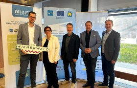 (v.l.n.r.): Marcus Linford – Geschäftsführer Wienerwald Tourismus, Manuela Machner - KI-Coach KiNet.ai, Peter Brandstetter - ecoplus Haus der Digitalisierung, Mario Burger - Obmann der WKNÖ-Bezirksstelle St. Pölten, Bernhard Schröder - Geschäftsführer Donau Niederösterreich Tourismus, © ecoplus Haus der Digitalisierung (v.l.n.r.): Marcus Linford – Geschäftsführer Wienerwald Tourismus, Manuela Machner - KI-Coach KiNet.ai, Peter Brandstetter - ecoplus Haus der Digitalisierung, Mario Burger - Obmann der WKNÖ-Bezirksstelle St. Pölten, Bernhard Schröder - Geschäftsführer Donau Niederösterreich Tourismus, © ecoplus Haus der Digitalisierung