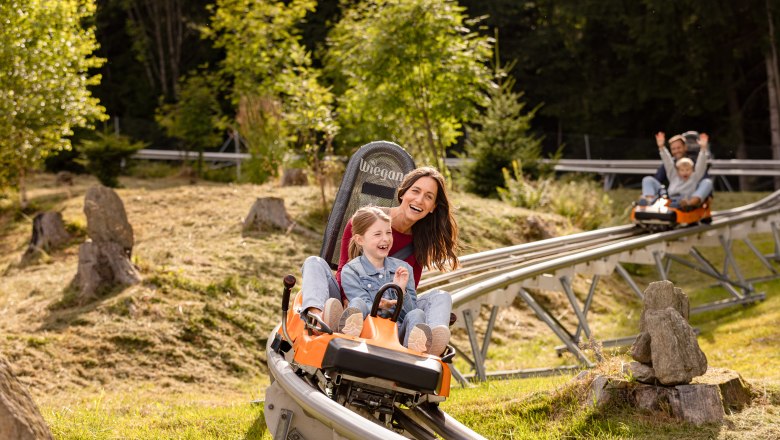 Mutter und Tochter auf der Sommerrodelbahn, © Doris Schwarz-König Mutter und Tochter auf der Sommerrodelbahn, © Doris Schwarz-König