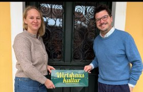 Seit Jänner 2026 ist der Nikolaihof Mitglied bei der Wirtshauskultur Niederösterreich
Lisa Saahs/ Nikolaihof und Hartmuth Rameder/ Obmann Wirtshauskultur Niederösterreich, © 1 © Wirtshauskultur Niederösterreich Seit Jänner 2026 ist der Nikolaihof Mitglied bei der Wirtshauskultur Niederösterreich
Lisa Saahs/ Nikolaihof und Hartmuth Rameder/ Obmann Wirtshauskultur Niederösterreich, © 1 © Wirtshauskultur Niederösterreich