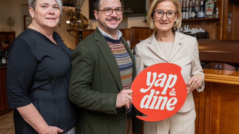 v.l.n.r.: Michaela Zeiler – Niederösterreich Werbung, Hartmuth Rameder – Obmann der Wirtshauskultur Niederösterreich, Landeshauptfrau Johanna Mikl-Leitner, © NLK Khittl v.l.n.r.: Michaela Zeiler – Niederösterreich Werbung, Hartmuth Rameder – Obmann der Wirtshauskultur Niederösterreich, Landeshauptfrau Johanna Mikl-Leitner, © NLK Khittl