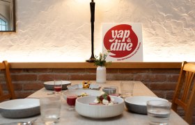 Teilen IRL: Bei yap&dine werden vier Gänge gemeinsam verkostet. , © Niederösterreich Werbung Teilen IRL: Bei yap&dine werden vier Gänge gemeinsam verkostet. , © Niederösterreich Werbung