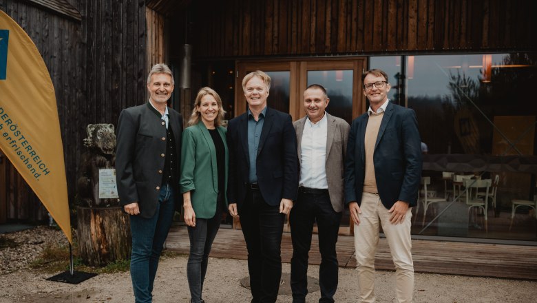 Wolfgang Schroll – Geschäftsführer NÖVOG, Kristiane Spiegl - Bereichsleitung Beteiligungs- & Innovationsmanagement Niederösterreich Werbung, Michael Duscher – Geschäftsführer Niederösterreich Werbung, Andreas Purt - Geschäftsführer Mostviertel Tourismus, Moderator und Vortragender Florian Größwang - Gruber-Größwang Consulting, Agentur für nachhaltige Innovation, © FK Visuals Wolfgang Schroll – Geschäftsführer NÖVOG, Kristiane Spiegl - Bereichsleitung Beteiligungs- & Innovationsmanagement Niederösterreich Werbung, Michael Duscher – Geschäftsführer Niederösterreich Werbung, Andreas Purt - Geschäftsführer Mostviertel Tourismus, Moderator und Vortragender Florian Größwang - Gruber-Größwang Consulting, Agentur für nachhaltige Innovation, © FK Visuals