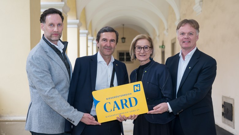 v.l.n.r.: Klemens W&ouml;gerer &ndash; Gesch&auml;ftsf&uuml;hrer Nieder&ouml;sterreich-CARD, Reinhard Karl - stv. Generaldirektor der Raiffeisenlandesbank Nieder&ouml;sterreich-Wien, Landeshauptfrau Johanna Mikl-Leitner, Michael Duscher &ndash; Gesch&auml;ftsf&uuml;hrer Nieder&ouml;sterreich Werbung , &copy; Attila Moln&aacute;r