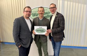 v.l.n.r.: Alexander Seiringer (Regional Sales Manager Nord bei Vöslauer), Wilfried Schnabl (Account Manager Nord bei Vöslauer), Obmann Harald Pollak, © Wirtshauskultur Niederösterreich