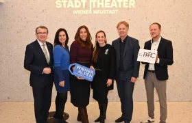 vlnr: Franz Piribauer/Kultur- und Tourismusstadtrat Wiener Neustadt, Katharina Schick/Kuratorin Stadttheater Wiener Neustadt, Mariella Klement-Kapeller/GF Wiener Alpen, Maria Großbauer/GF Stadttheater Wiener Neustadt, Michael Duscher/GF Niederösterreich Werbung, Klement Petzner-Gumbo/Direktor Hotel leParc****, © Sonja Pohl