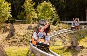 Mutter und Tochter auf der Sommerrodelbahn, &copy; Doris Schwarz-K&ouml;nig