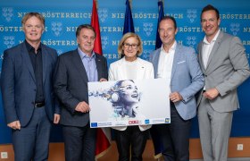 (v.l.n.r.): Michael Duscher (Gesch&auml;ftsf&uuml;hrer Nieder&ouml;sterreich Werbung), WKN&Ouml;-Pr&auml;sident Wolfgang Ecker, Landeshauptfrau Johanna Mikl-Leitner, Mario Pulker (Spartenobmann WKN&Ouml;), Lukas Reutterer (Gesch&auml;ftsf&uuml;hrer Haus der Digitalisierung), &copy; NLK Khittl