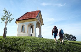Pilger spazieren in Landschaft