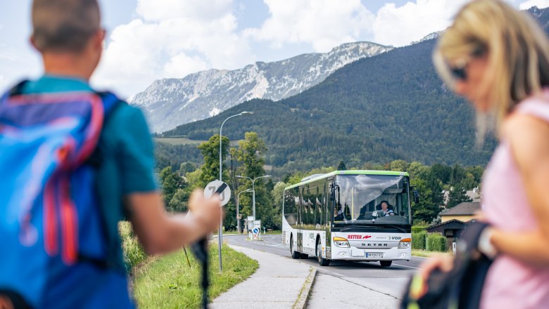 Zwei Wanderer nutzen das neue Mobilitätsangebot im der Region Semmering Rax.