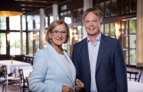 LH Johanna Mikl-Leitner und GF Michael Duscher freuen sich über ein erfolgreiches Tourismusjahr 2023 , © Daniela Matejschek
