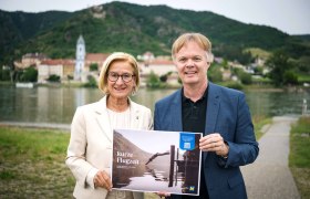v.l.n.r.: Landeshauptfrau Johanna Mikl-Leitner, Michael Duscher &ndash; Gesch&auml;ftsf&uuml;hrer Nieder&ouml;sterreich Werbung , &copy; Gerhard Pfeffer