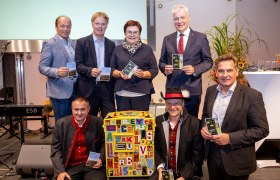 Ehrengäste beim Mostviertel Fest © mostropolis.at
am Bild v. l. n. r.: Johannes Putz, Andreas Purt, Michael Duscher, Michaela Hinterholzer, Johannes Scheiblauer, Anton Kasser, Werner Krammer, © mostropolis