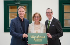 v.l.n.r.: Michael Duscher – Geschäftsführer Niederösterreich Werbung, Landeshauptfrau Johanna Mikl-Leitner, Leitner, Harald Pollak – Obmann der Wirtshauskultur Niederösterreich, © NLK Pfeiffer
