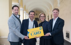 v.l.n.r.: Klemens W&ouml;gerer &ndash; Gesch&auml;ftsf&uuml;hrer Nieder&ouml;sterreich-CARD, Reinhard Karl - stv. Generaldirektor der Raiffeisenlandesbank Nieder&ouml;sterreich-Wien, Landeshauptfrau Johanna Mikl-Leitner, Michael Duscher &ndash; Gesch&auml;ftsf&uuml;hrer Nieder&ouml;sterreich Werbung , &copy; Attila Moln&aacute;r