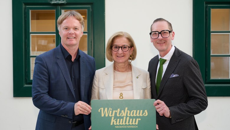 v.l.n.r.: Michael Duscher – Geschäftsführer Niederösterreich Werbung, Landeshauptfrau Johanna Mikl-Leitner, Leitner, Harald Pollak – Obmann der Wirtshauskultur Niederösterreich, © NLK Pfeiffer