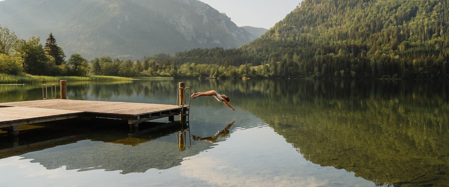 Schwimmende Frau im Lunzer See