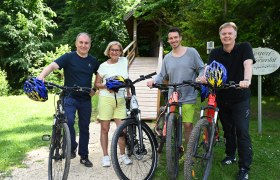 Pressegespräch und Radtour von Baden bis Heiligenkreuz
v.l.n.r.: Vito Cecere (Botschafter der Bundesrepublik Deutschland in Österreich), Landeshauptfrau Johanna Mikl-Leitner, Felix Neureuther, Michael Duscher (Geschäftsführer Niederösterreich Werbung), © Sonja Pohl