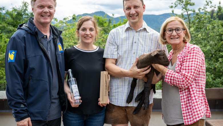 v.l.n.r.: Geschäftsführer der Niederösterreich Werbung Michael Duscher, Andrea und Julius Schneidhofer vom Althammerhof und Landeshauptfrau Johanna Mikl-Leitner, © NLK Khittl