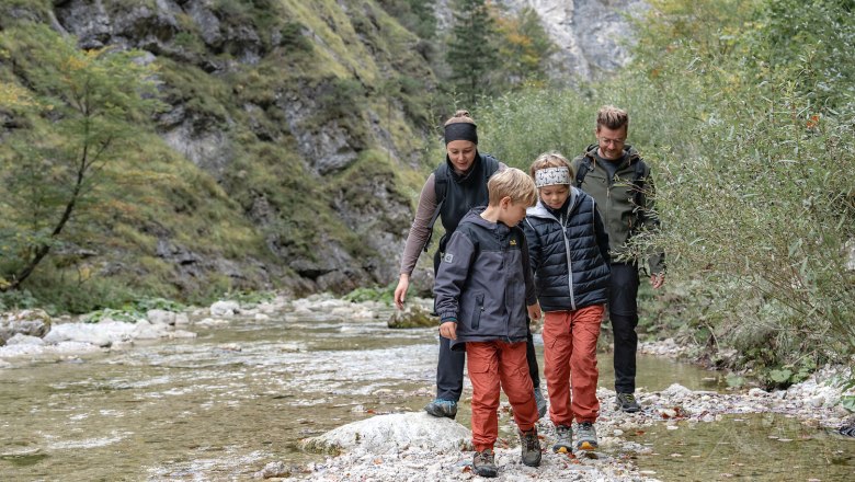 Familie unterwegs im Naturpark Ötscher-Tormäuer, © Josef Wittibschlager