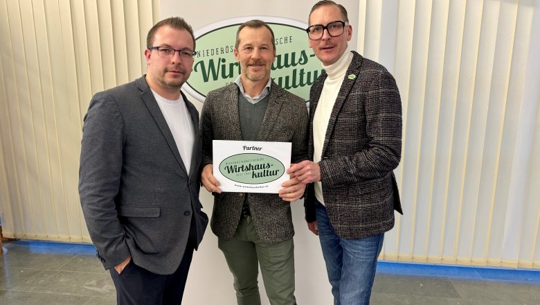 v.l.n.r.: Alexander Seiringer (Regional Sales Manager Nord bei Vöslauer), Wilfried Schnabl (Account Manager Nord bei Vöslauer), Obmann Harald Pollak, © Wirtshauskultur Niederösterreich