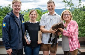 v.l.n.r.: Geschäftsführer der Niederösterreich Werbung Michael Duscher, Andrea und Julius Schneidhofer vom Althammerhof und Landeshauptfrau Johanna Mikl-Leitner, © NLK Khittl
