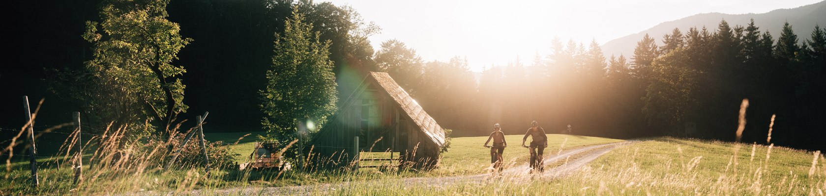 Man sieht zwei Mountainbiker in der Landschaft.