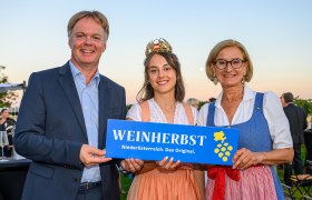 Michael Duscher, Geschäftsführer NÖ Werbung, die amtierende NÖ Weinkönigin und frisch gekrönte Bundesweinkönigin „Laura I.“ Laura Hummel und Landeshauptfrau Johanna Mikl-Leitner., © NLK Burchhart 