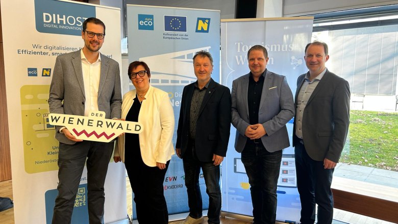 (v.l.n.r.): Marcus Linford &ndash; Gesch&auml;ftsf&uuml;hrer Wienerwald Tourismus, Manuela Machner - KI-Coach KiNet.ai, Peter Brandstetter - ecoplus Haus der Digitalisierung, Mario Burger - Obmann der WKN&Ouml;-Bezirksstelle St. P&ouml;lten, Bernhard Schr&ouml;der - Gesch&auml;ftsf&uuml;hrer Donau Nieder&ouml;sterreich Tourismus, &copy; ecoplus Haus der Digitalisierung