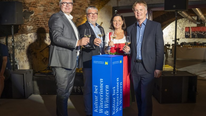 Weinbaupräsident Reinhard Zöchmann, Martin Grüneis, stv. Leiter der 
Abteilung Kunst und Kultur, Land Niederösterreich, Doris Schmidl, Abgeordnete 
zum NÖ Landtag in Vertretung von Landeshauptfrau Johanna Mikl-Leitner, Michael
Duscher, Geschäftsführer Niederösterreich Werbung
, © POINT OF VIEW