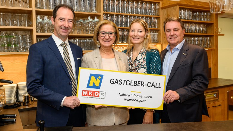 Das Gasthaus Osterhaus in Maria Ellend hat im Vorjahr mit Unterstützung des Landes in die Neugestaltung der Gaststube im Landhausstil investiert. Am Foto (v.l.n.r.): Mario Pulker, Obmann der Sparte Tourismus und Freizeitwirtschaft in der WKNÖ, Landeshauptfrau Johanna Mikl-Leitner, Wirtin Gabriele Osterhaus und WKNÖ-Präsident Wolfgang Ecker., © NLK Burchhart