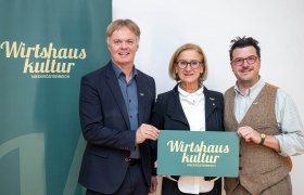 GF Michael Duscher, Landeshauptfrau Johanna Mikl-Leitner und Obmann Harmuth Rameder, &copy; NLK/ Khittl