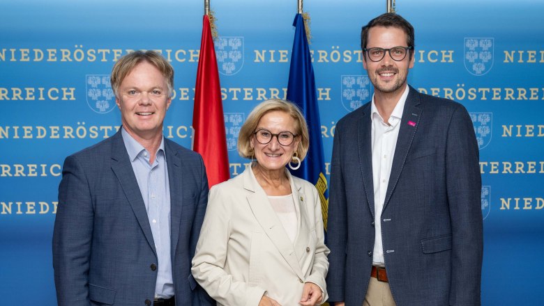 v.l.n.r.: Michael Duscher - GF Niederösterreich Werbung, Landeshauptfrau Johanna Mikl-Leitner, Marcus Linford - GF Wienerwald Tourismus, © NLK/ Khittl