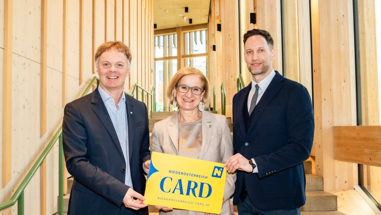 Michael Duscher – Geschäftsführer Niederösterreich Werbung, Landeshauptfrau Johanna Mikl-Leitner und Klemens Wögerer – Geschäftsführer Niederösterreich-CARD sind zufrieden mit der Ausflugssaison 2024/ 25, © cleanhill Studios