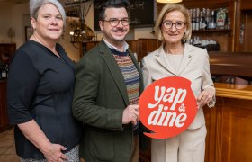 v.l.n.r.: Michaela Zeiler &ndash; Nieder&ouml;sterreich Werbung, Hartmuth Rameder &ndash; Obmann der Wirtshauskultur Nieder&ouml;sterreich, Landeshauptfrau Johanna Mikl-Leitner, &copy; NLK Khittl