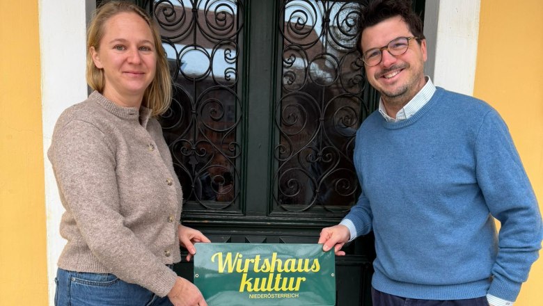 Seit J&auml;nner 2026 ist der Nikolaihof Mitglied bei der Wirtshauskultur Nieder&ouml;sterreich
Lisa Saahs/ Nikolaihof und Hartmuth Rameder/ Obmann Wirtshauskultur Nieder&ouml;sterreich, &copy; 1 &copy; Wirtshauskultur Nieder&ouml;sterreich