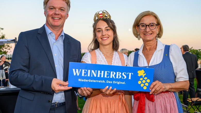 Michael Duscher, Geschäftsführer NÖ Werbung, die amtierende NÖ Weinkönigin und frisch gekrönte Bundesweinkönigin „Laura I.“ Laura Hummel und Landeshauptfrau Johanna Mikl-Leitner., © NLK Burchhart 