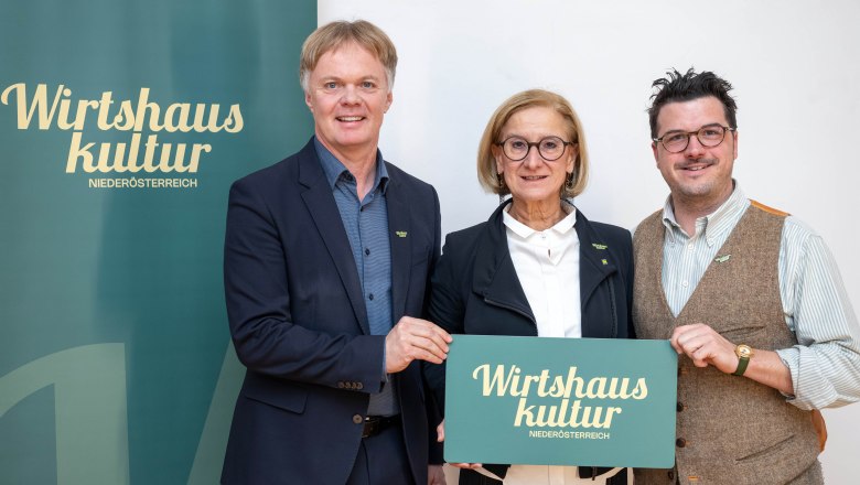 GF Michael Duscher, Landeshauptfrau Johanna Mikl-Leitner und Obmann Harmuth Rameder, &copy; NLK/ Khittl