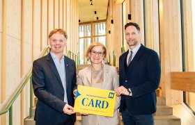 Michael Duscher – Geschäftsführer Niederösterreich Werbung, Landeshauptfrau Johanna Mikl-Leitner und Klemens Wögerer – Geschäftsführer Niederösterreich-CARD sind zufrieden mit der Ausflugssaison 2024/ 25, © cleanhill Studios