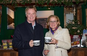 GF Michael Duscher und Landeshauptfrau Johanna Mikl-Leitner am Christkindlmarkt, © NLK/ Pfeiffer